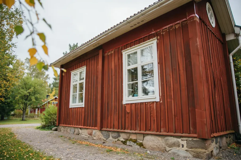 augusti r b sta tiden att t ta huset inf r h sten smarta bygg tg rder som sparar energi och f rebygger fuktskador